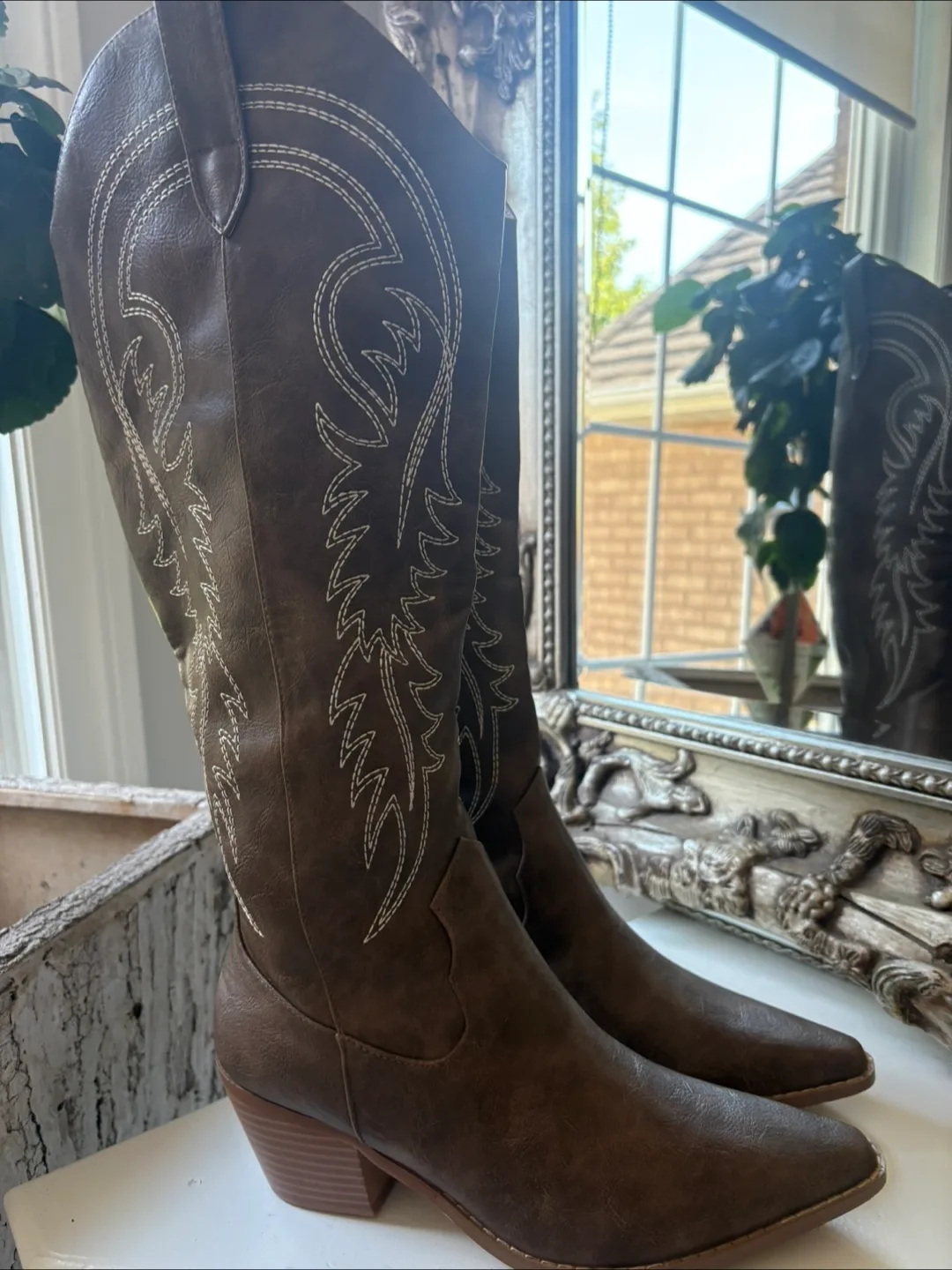 Brown Embroidered Cowboy Boots - Size 8.5 image indicator(5)