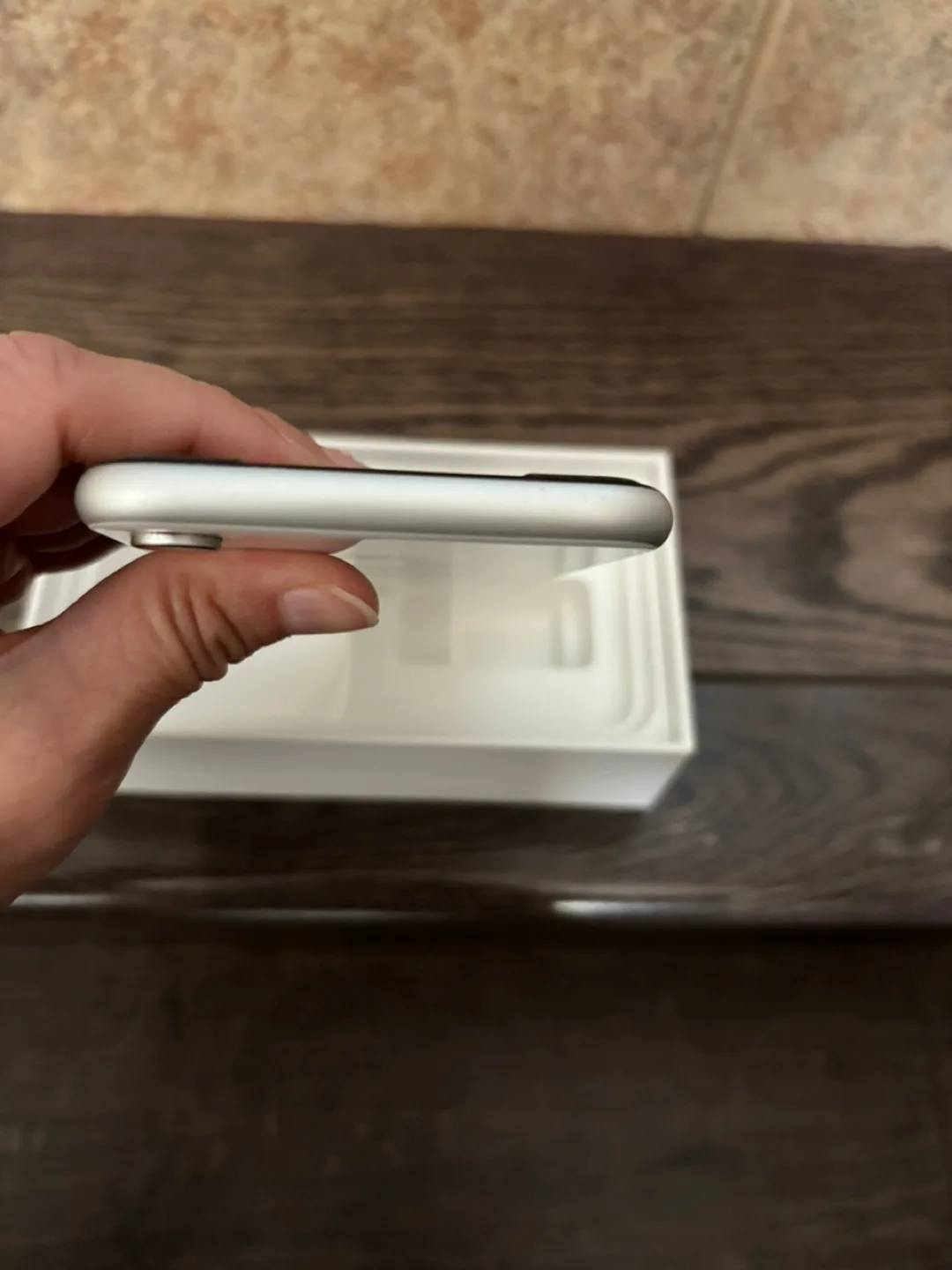 Apple iPhone XR - White image indicator(3)