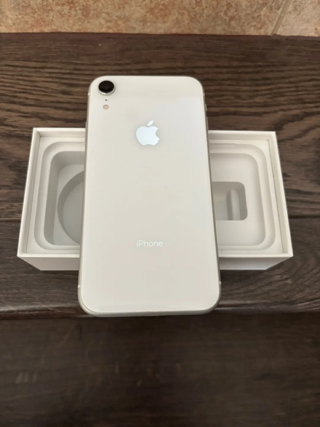 Apple iPhone XR - White image indicator(2)