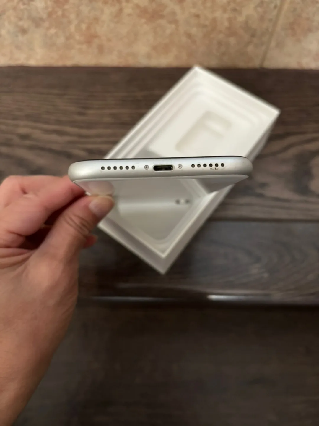 Apple iPhone XR - White image indicator(6)