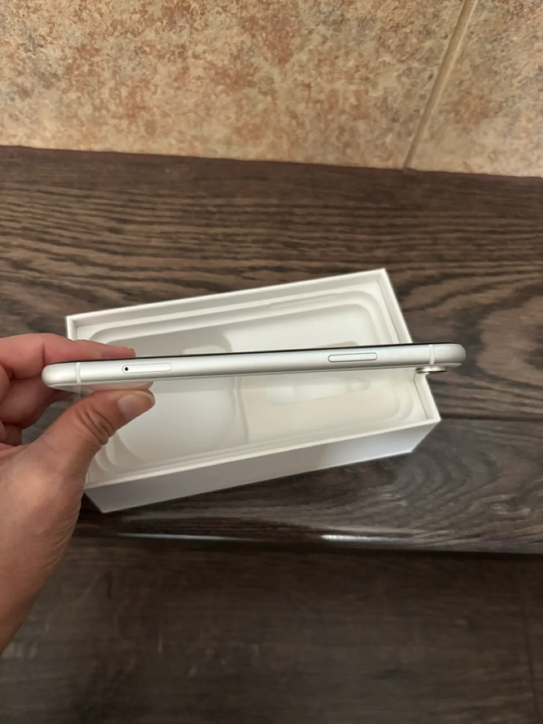 Apple iPhone XR - White image indicator(5)