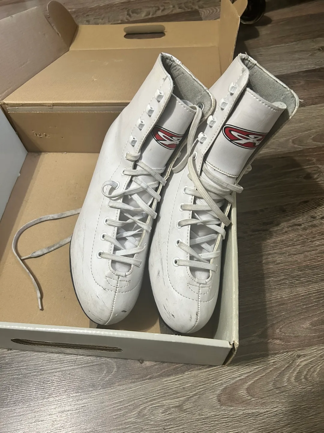 Hespeler Ladies Figure Skates - Size 7 thumbnail