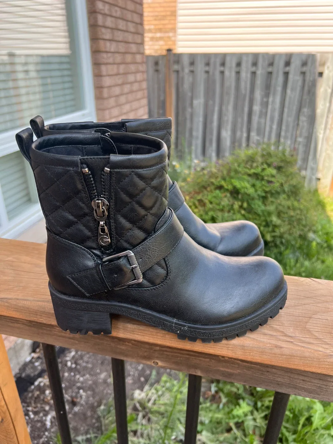 Guess Black Ankle Boots - Size 7 thumbnail