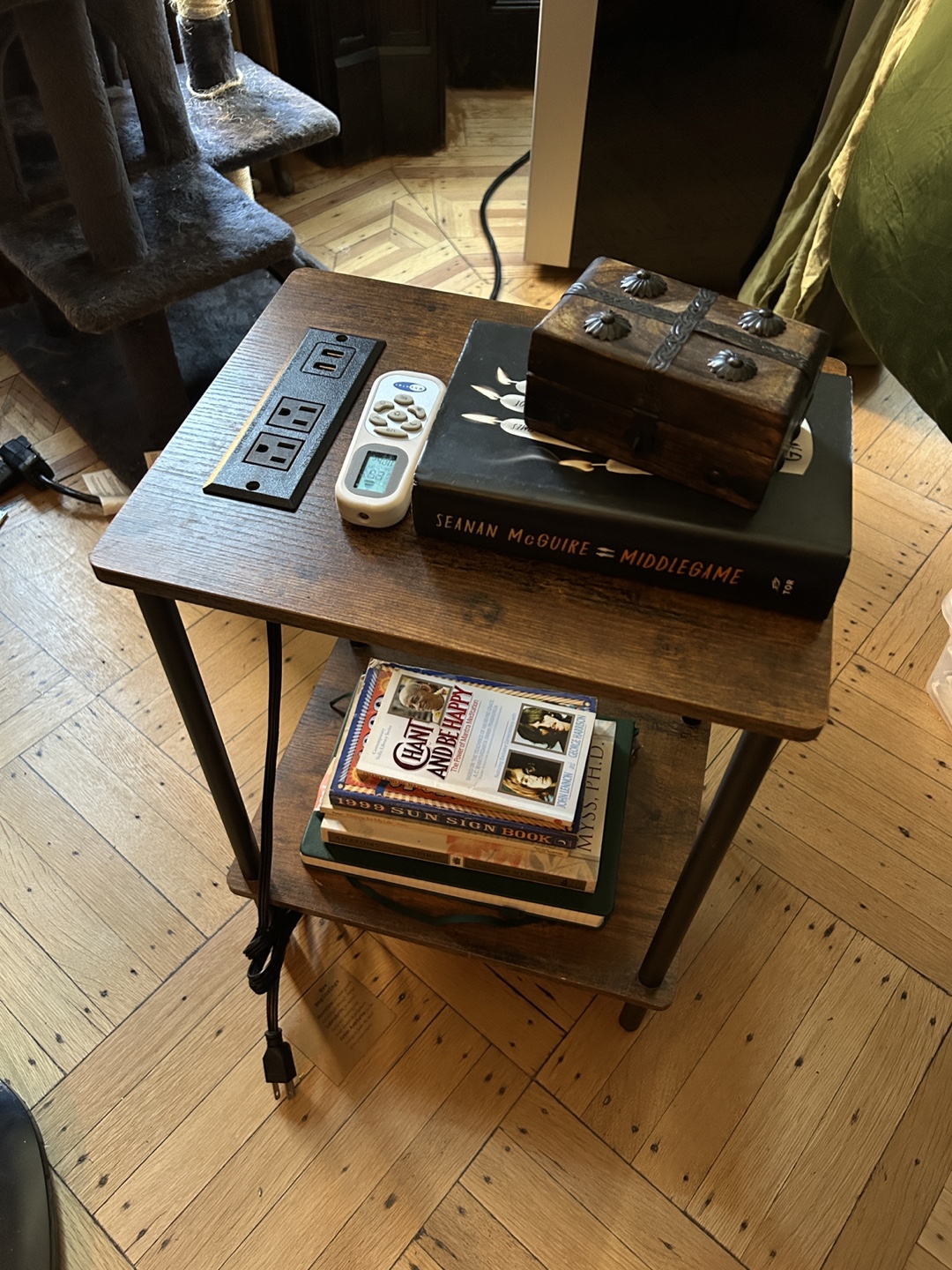 🥕 Small end table with charging station