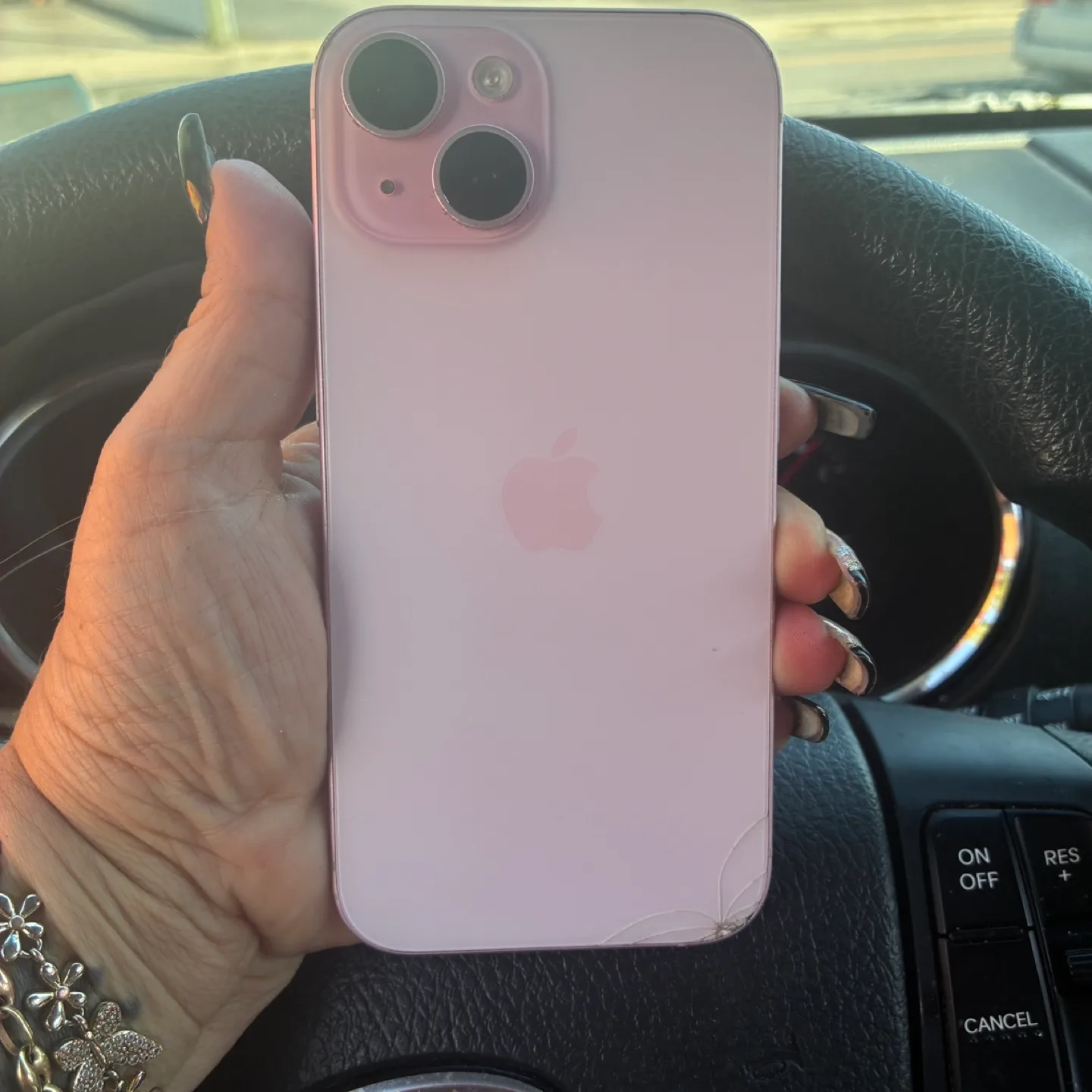 I phone 15 pink image indicator(2)