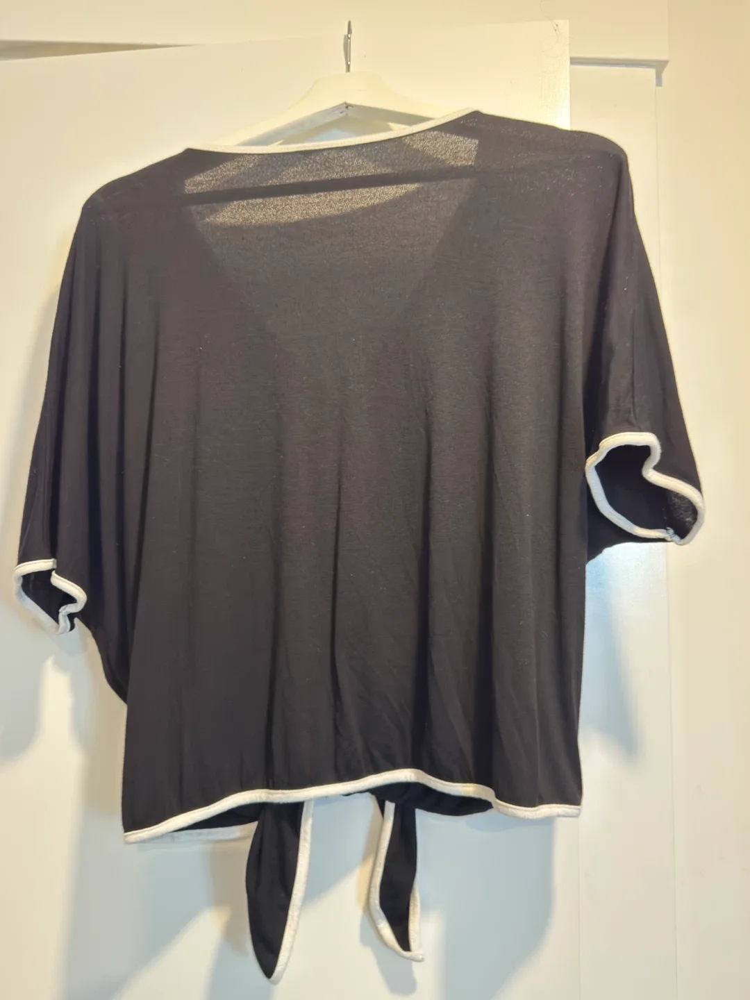 Black & White Tie Front Top image indicator(2)