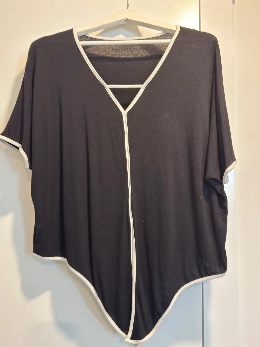 Black & White Tie Front Top image indicator(3)