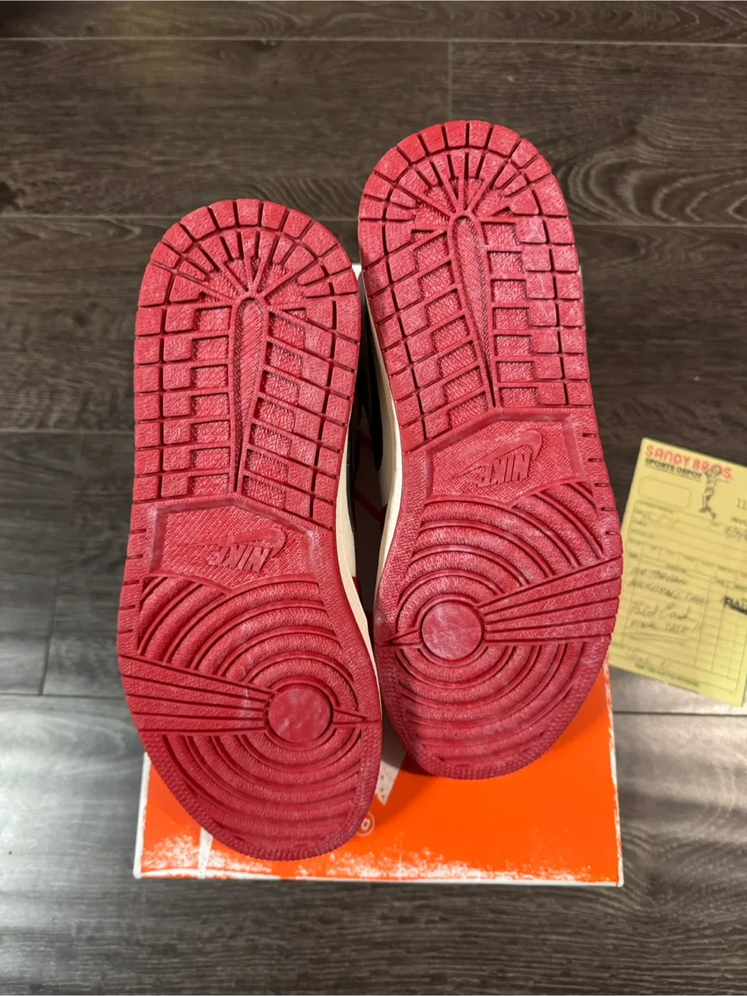 Air Jordan 1 lost and founds - Size 8.5 & 9 image indicator(4)