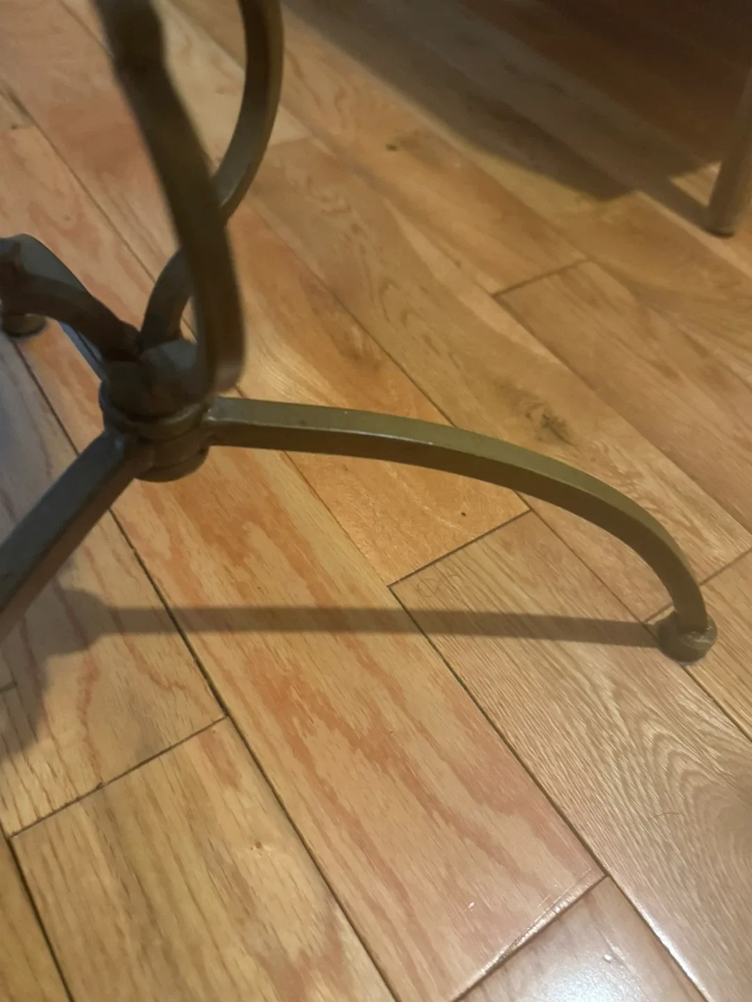 Round Glass Top Accent Table image indicator(6)