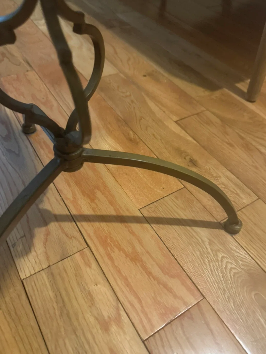 Round Glass Top Accent Table image indicator(4)