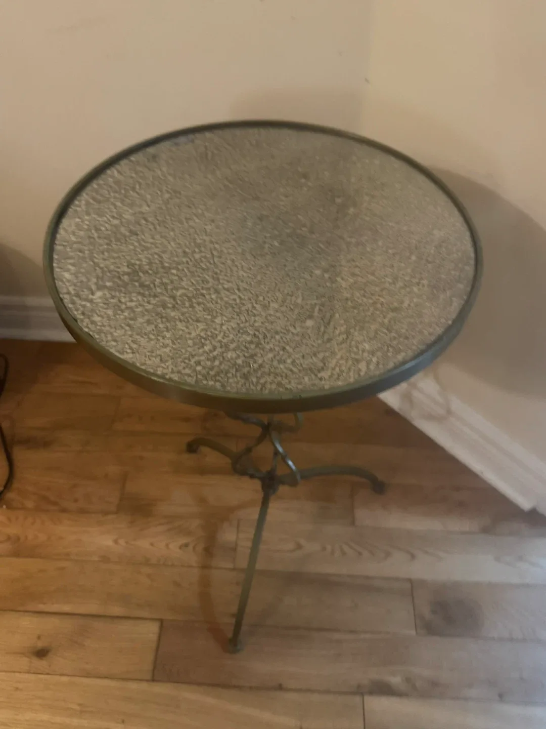 Round Glass Top Accent Table image indicator(3)