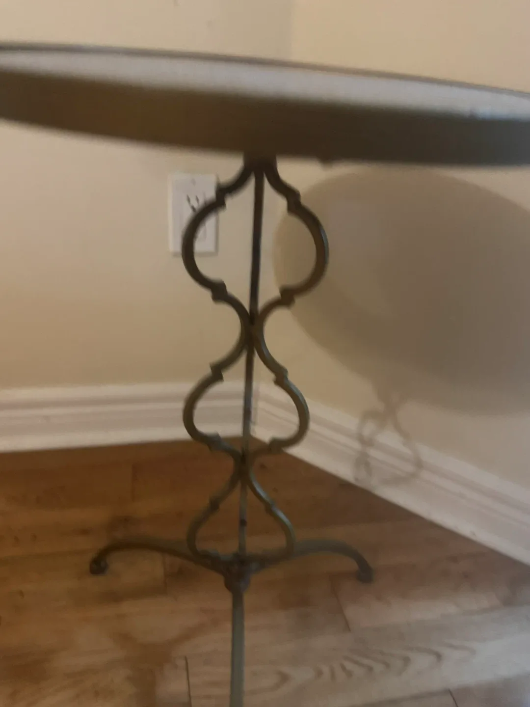 Round Glass Top Accent Table image indicator(2)