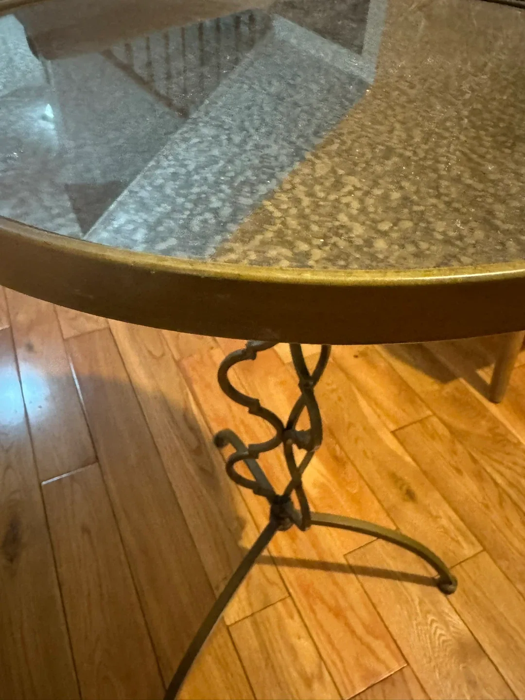 Round Glass Top Accent Table image indicator(5)