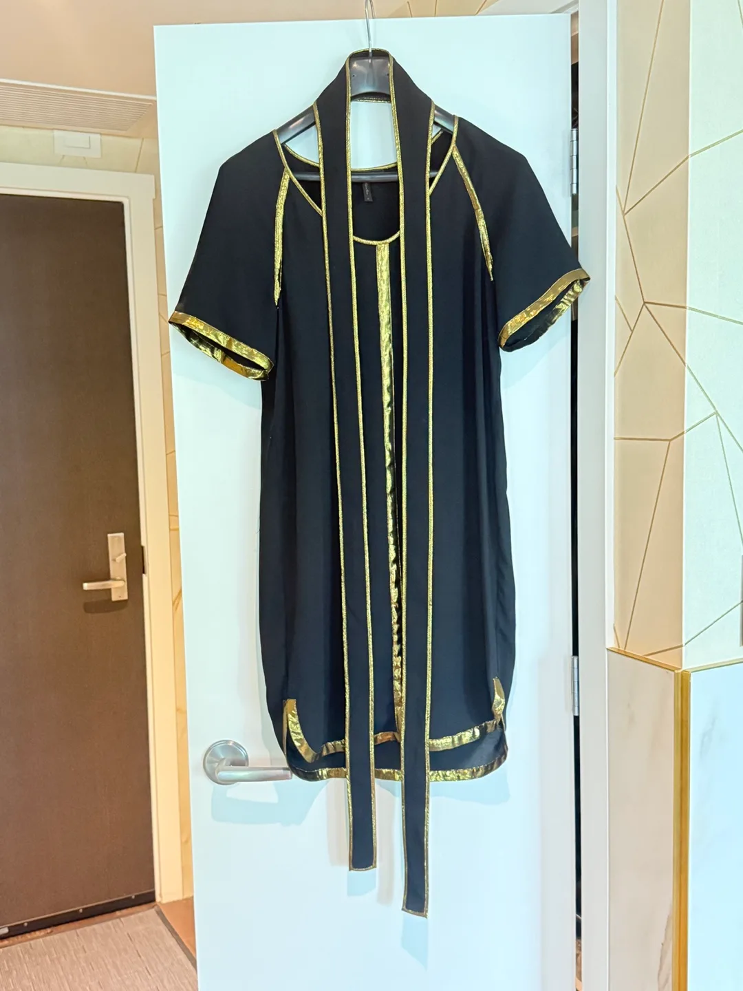 BCBGMAXAZRIA Black & Gold Dress Size S thumbnail