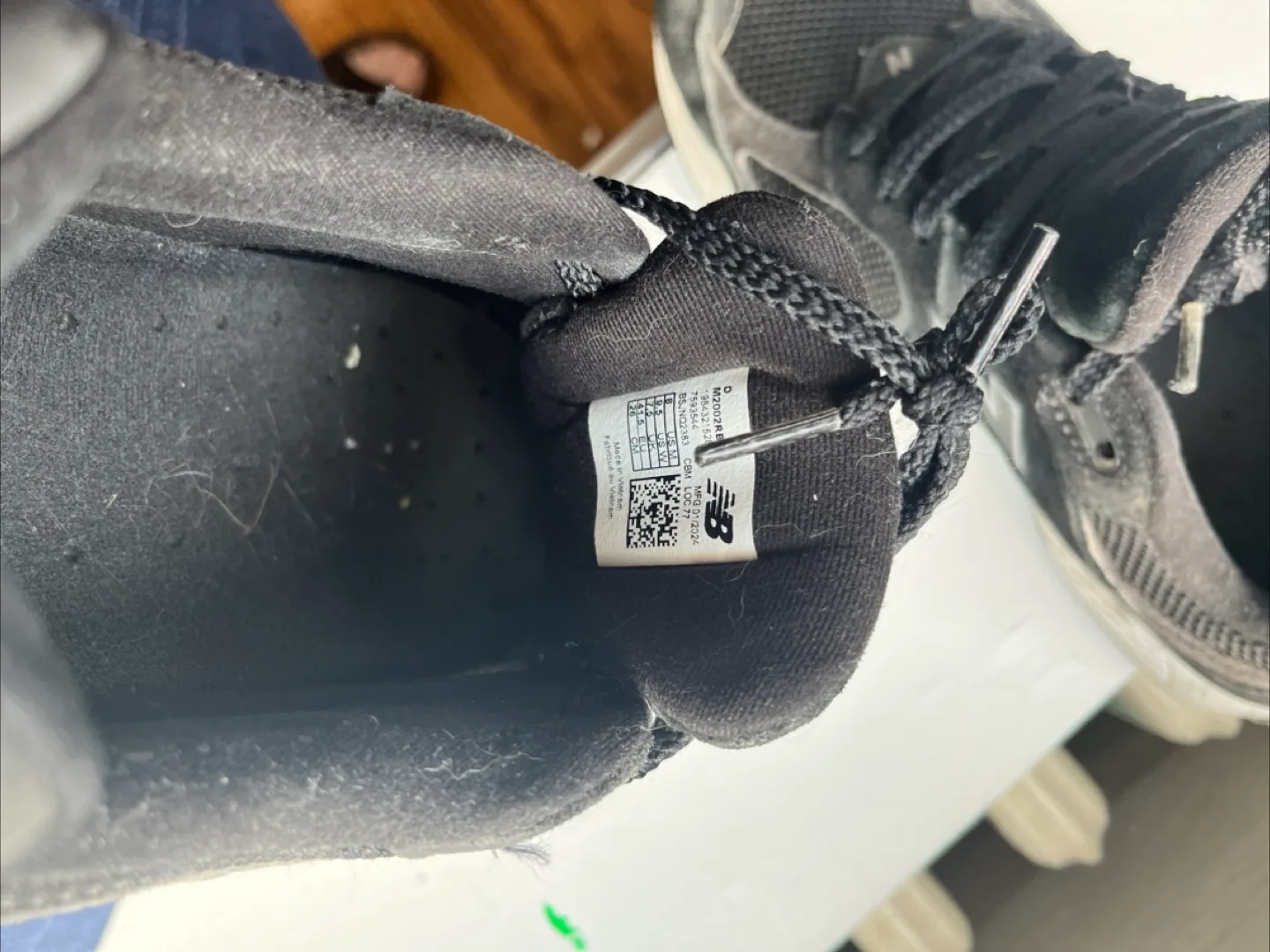 Black New Balance size 8 image indicator(5)