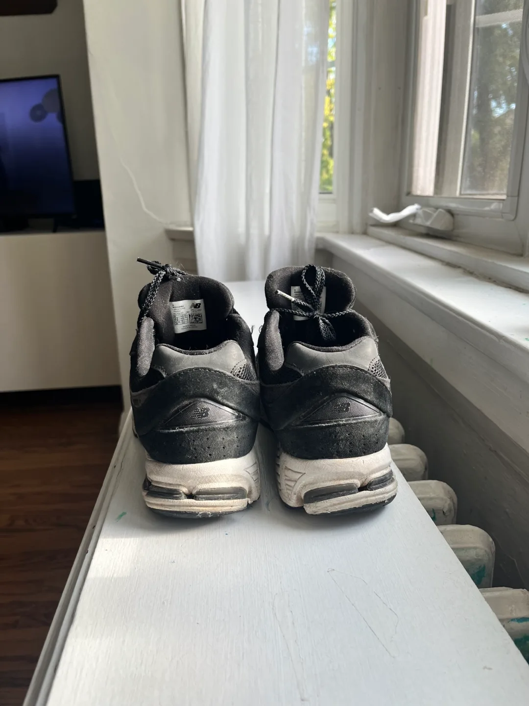 Black New Balance size 8 image indicator(2)