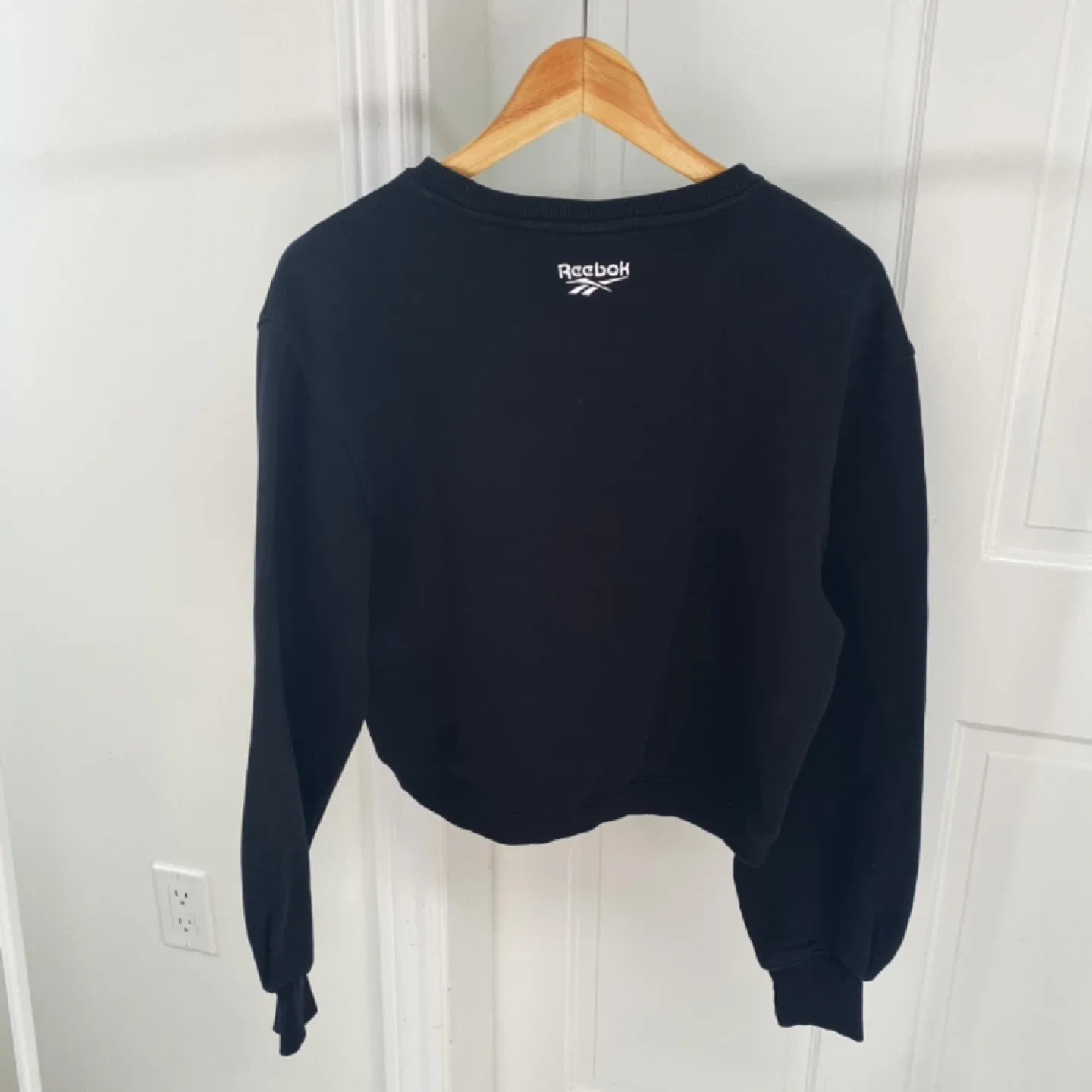 Reebok Classic Black Cropped Sweatshirt image indicator(2)