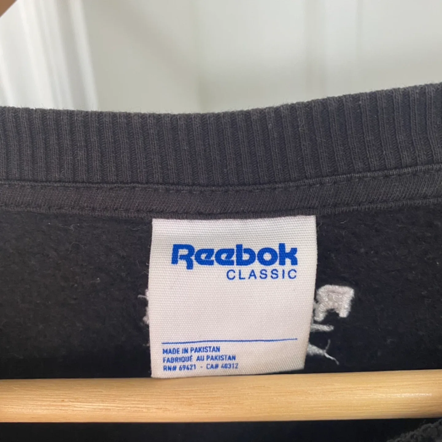 Reebok Classic Black Cropped Sweatshirt image indicator(5)