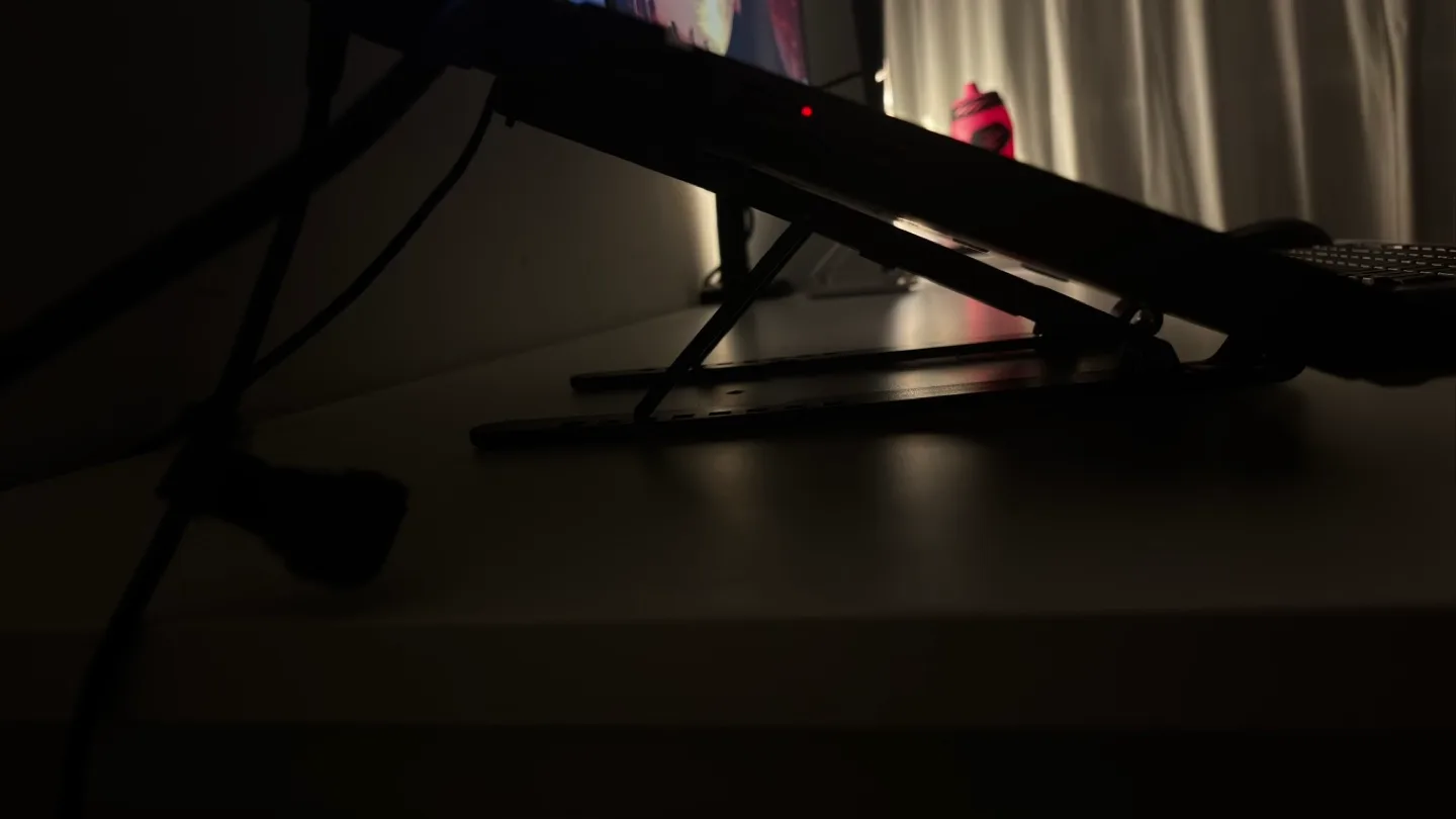 Laptop gaming setup image indicator(9)