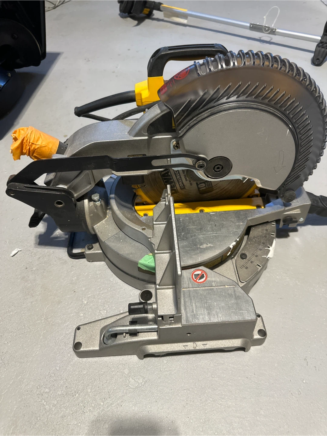 DeWalt DW713 10" Compound Miter Saw