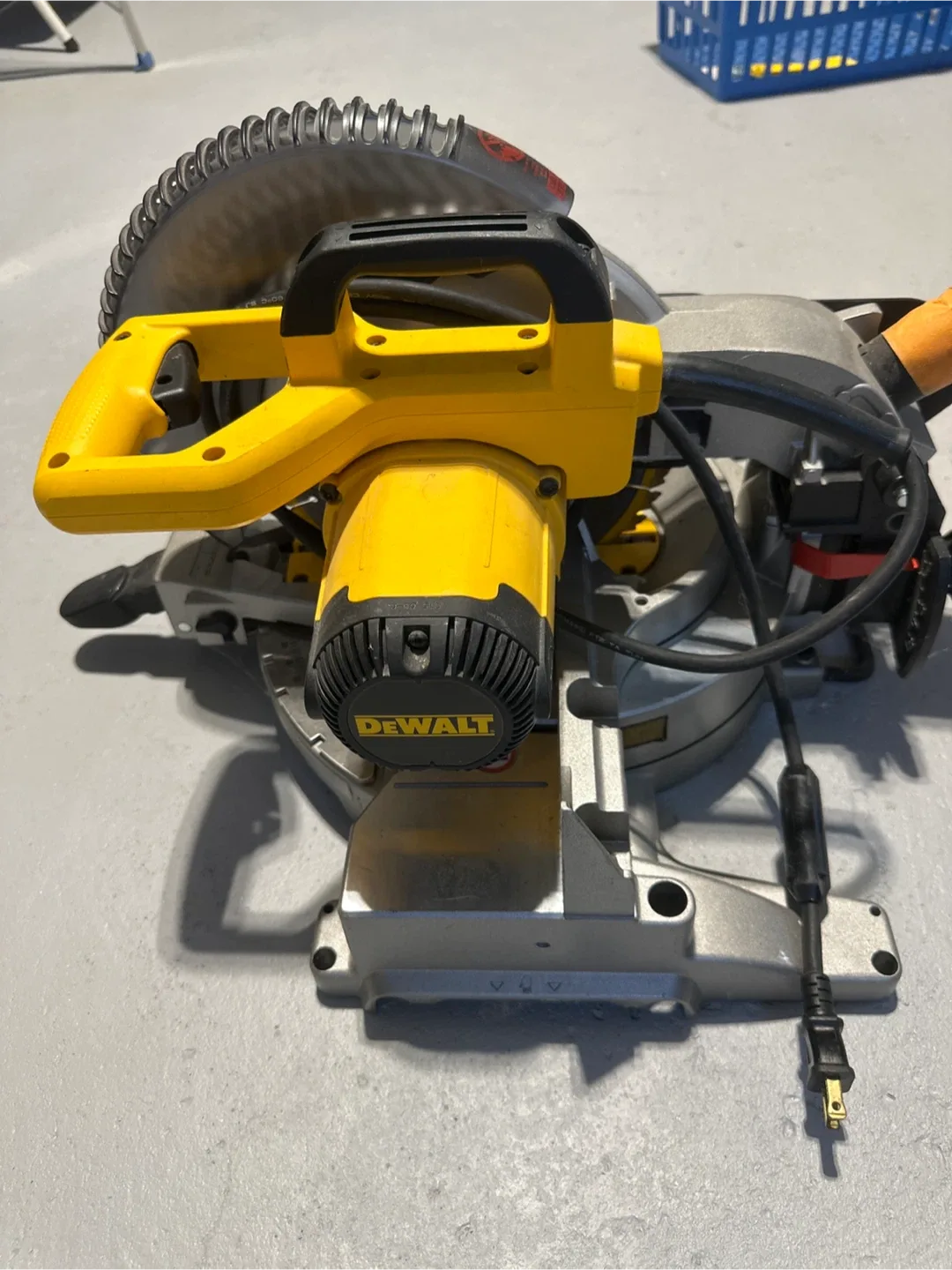 DeWalt DW713 10" Compound Miter Saw image indicator(3)