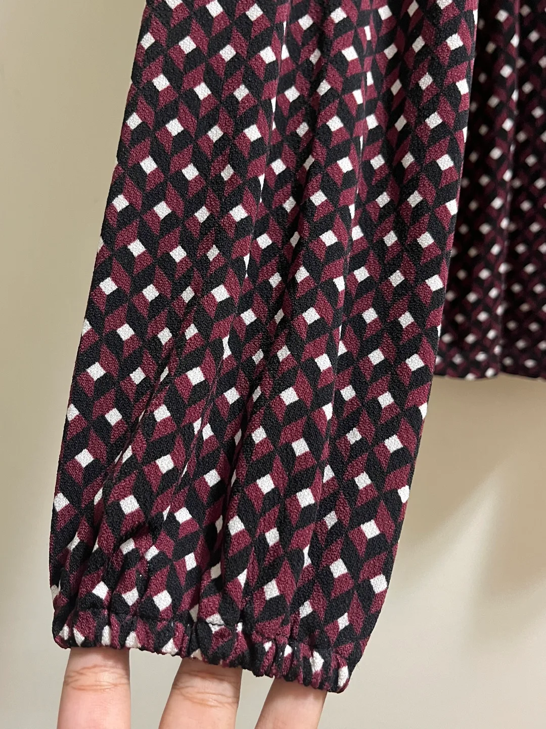 Michael Kors Burgundy abstract design Blouse sz M image indicator(7)