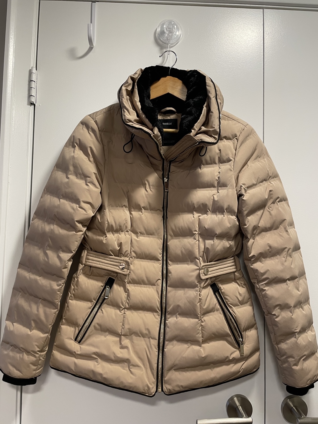 Women’s quilted jacket with faux fur trim
