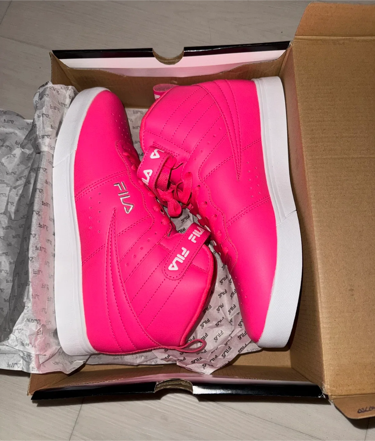 Brand new women’s Fila shoes thumbnail