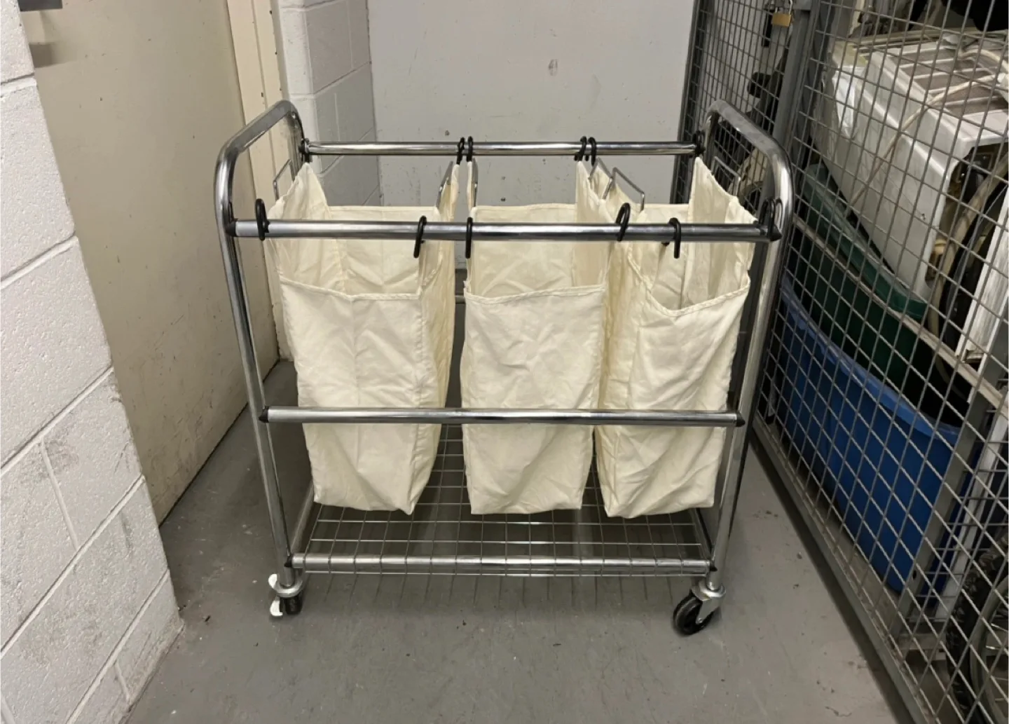 🥕 Laundry Sorter Cart with 3 Bags image indicator(4)