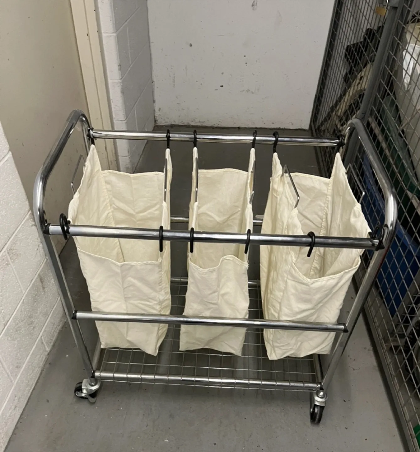 🥕 Laundry Sorter Cart with 3 Bags thumbnail