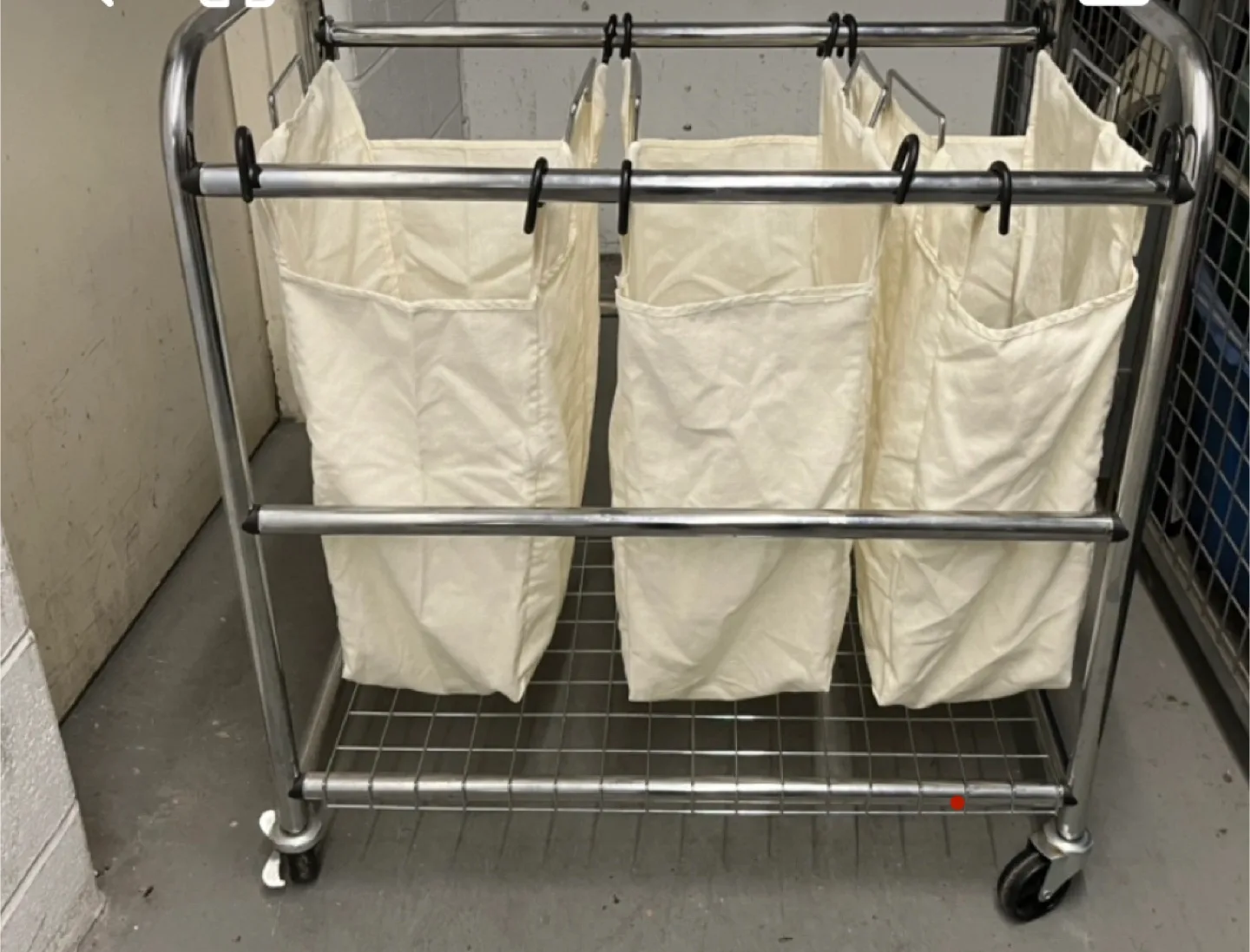 🥕 Laundry Sorter Cart with 3 Bags image indicator(2)