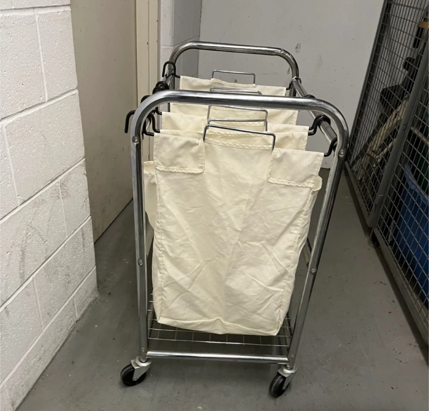 🥕 Laundry Sorter Cart with 3 Bags image indicator(3)