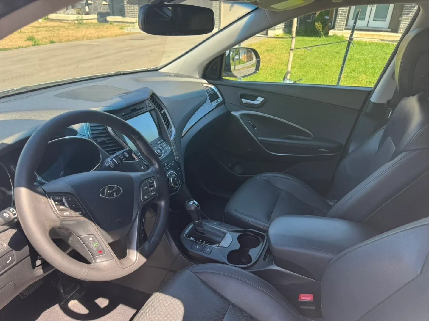 2015 Hyundai Santa Fe XL – V6 AWD – 7-Seater Family SUV image indicator(6)