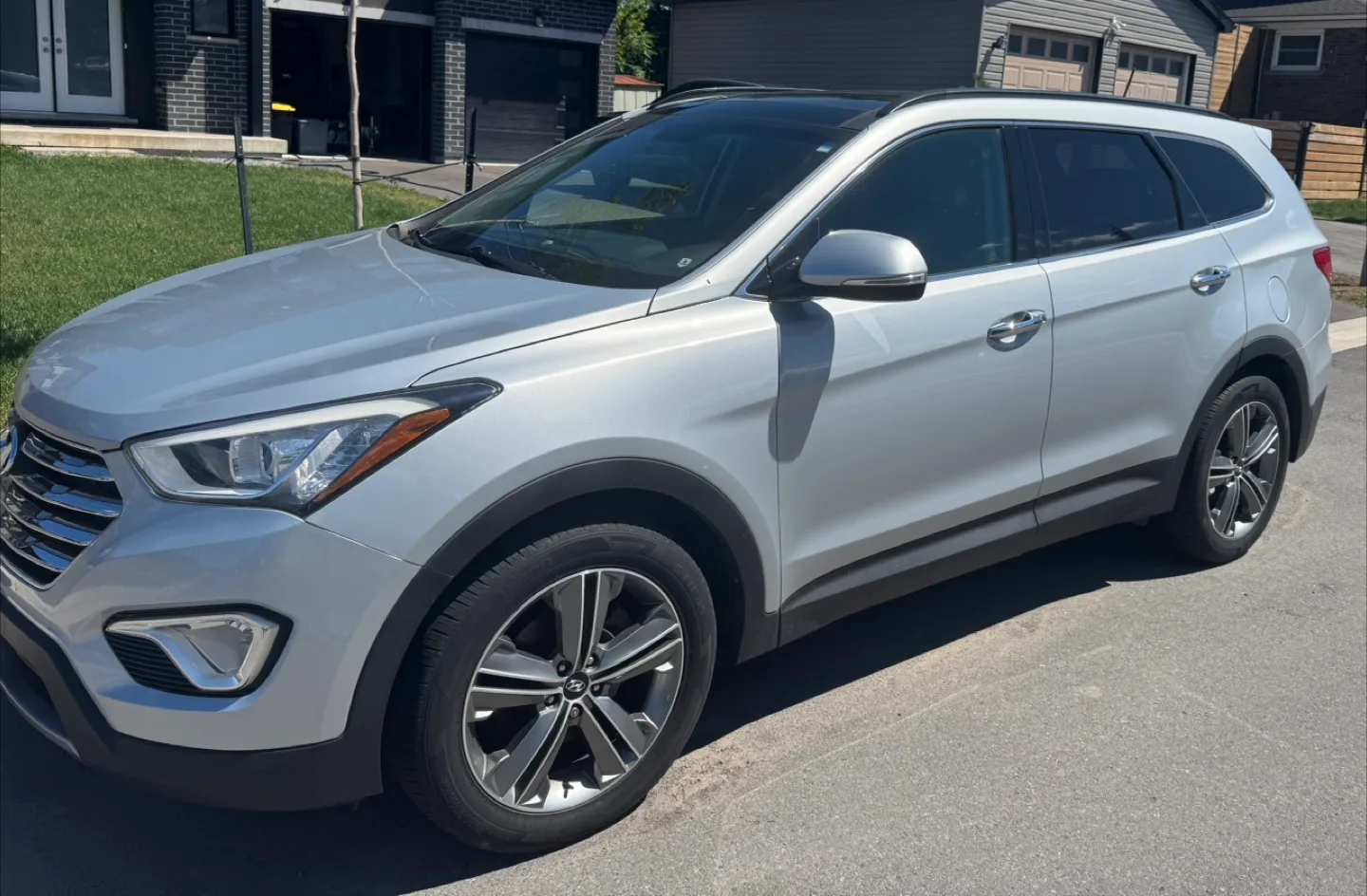 2015 Hyundai Santa Fe XL – V6 AWD – 7-Seater Family SUV image indicator(2)