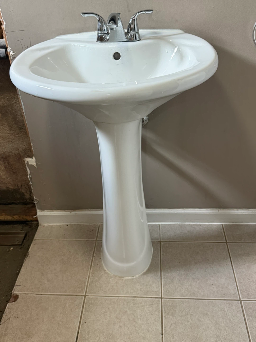 Pedestal Sink - White