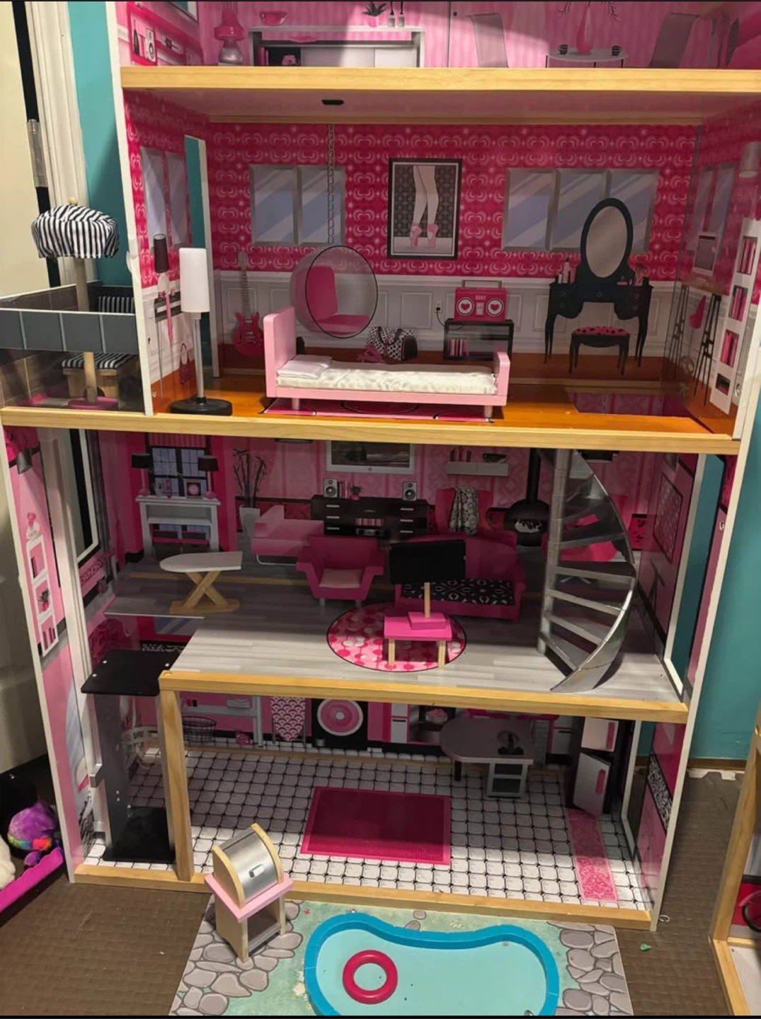 Dollhouse with Furniture