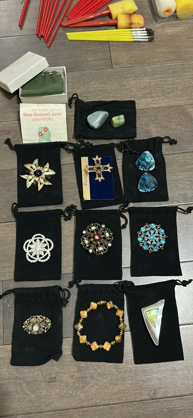 Assorted Vintage Brooches - Various Styles thumbnail