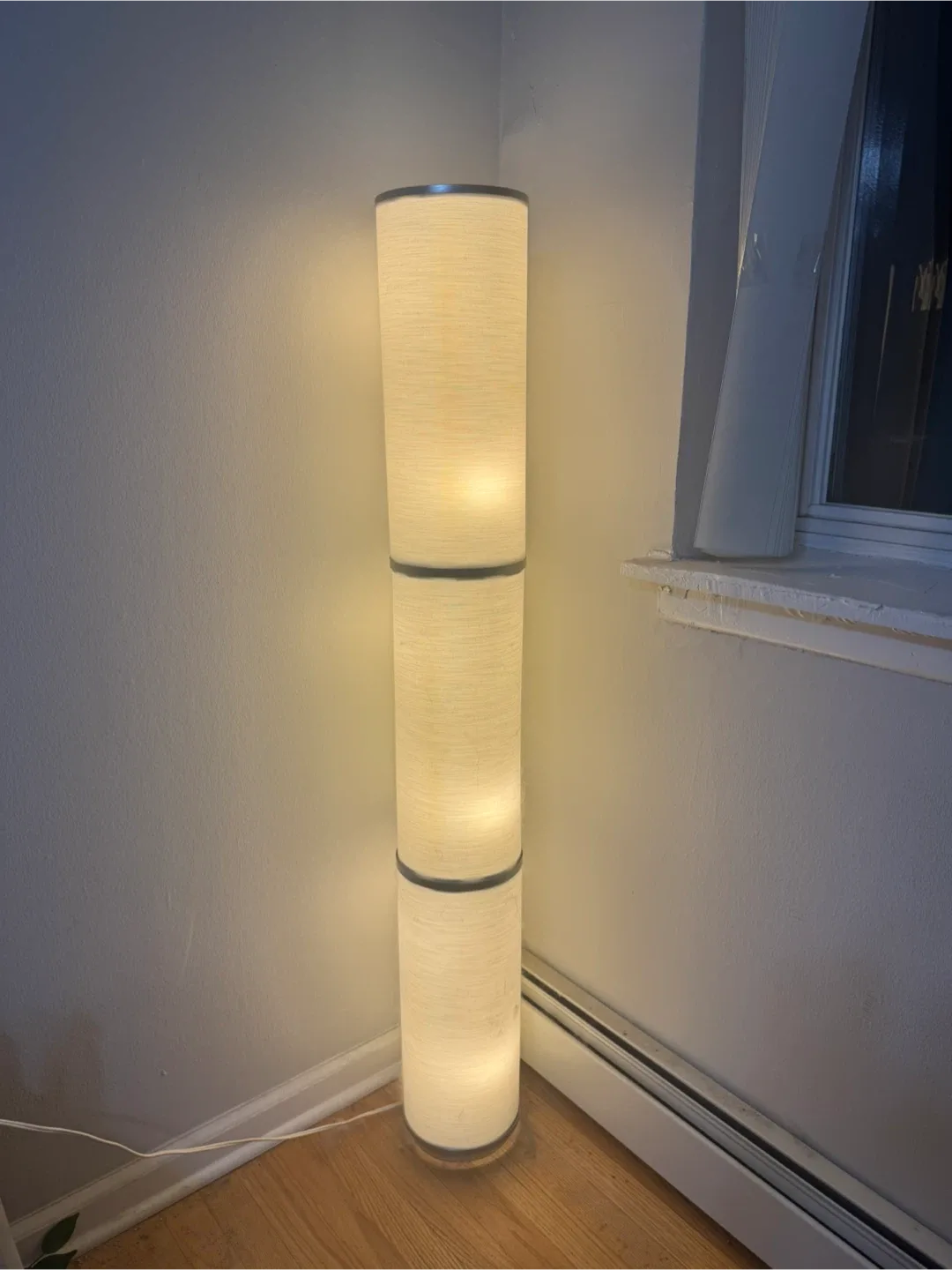 White Floor Lamp image indicator(3)