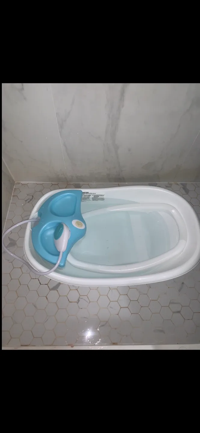 Baby Bath Tub with Gentle Shower Hose image indicator(4)