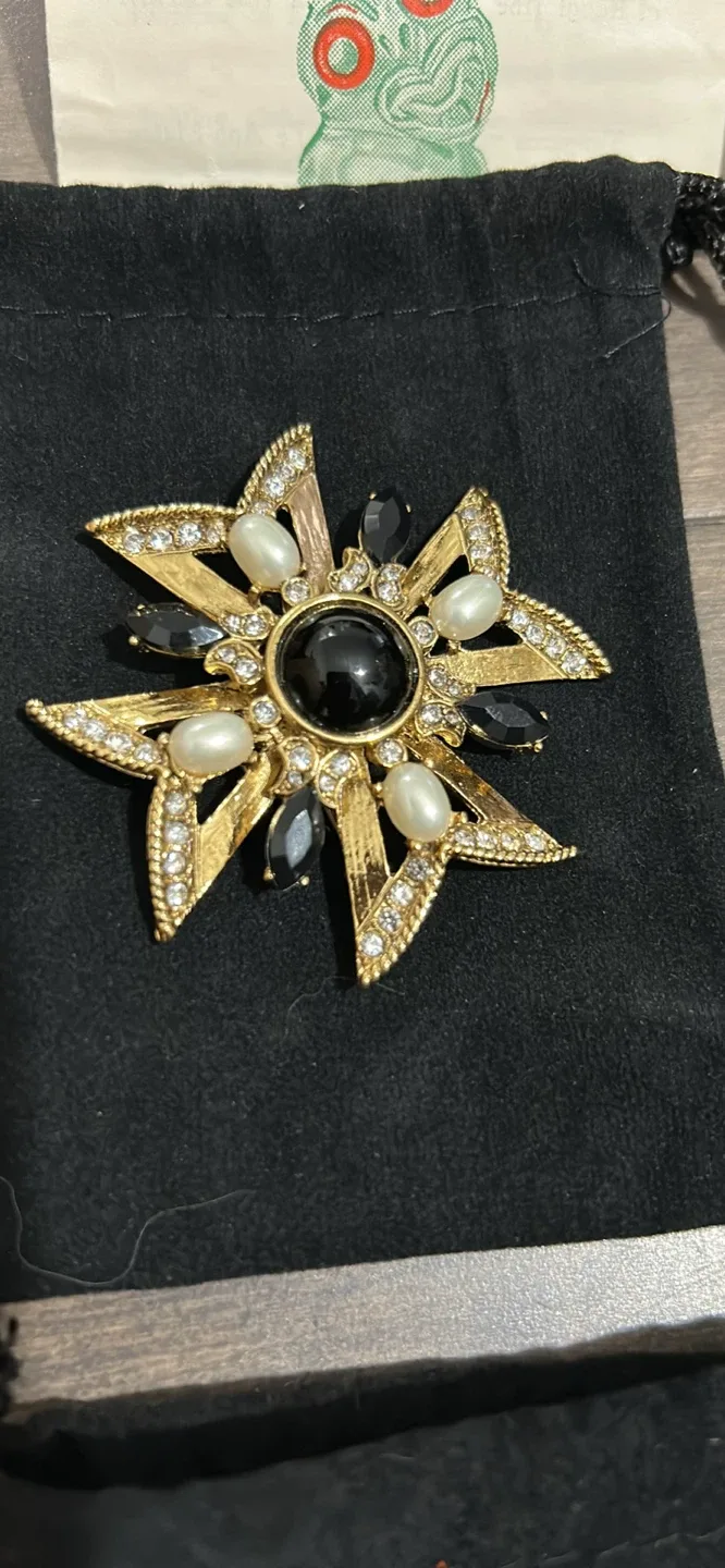 Vintage Gold Tone Starburst Brooch thumbnail