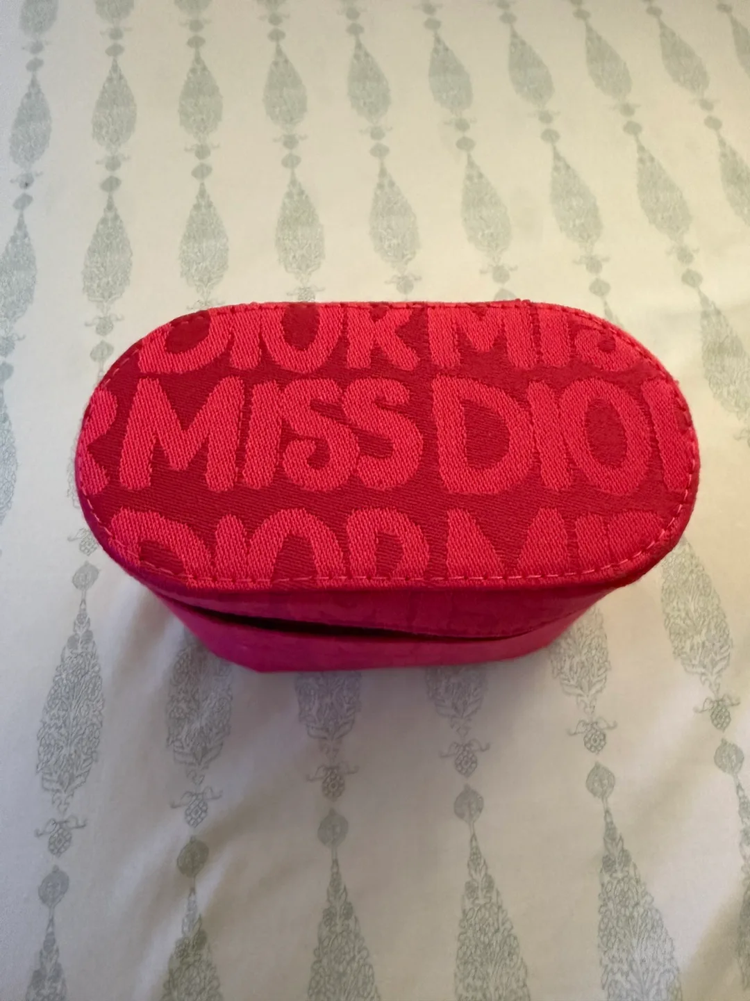 Miss Dior Essence & Vanity Case image indicator(2)