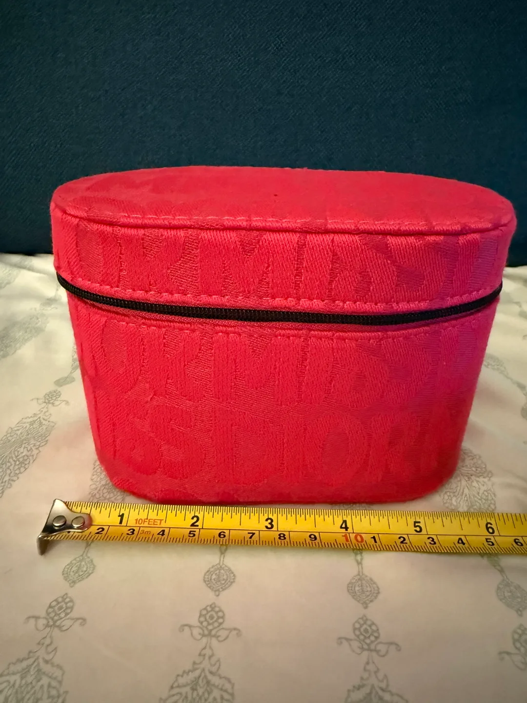 Miss Dior Essence & Vanity Case image indicator(3)