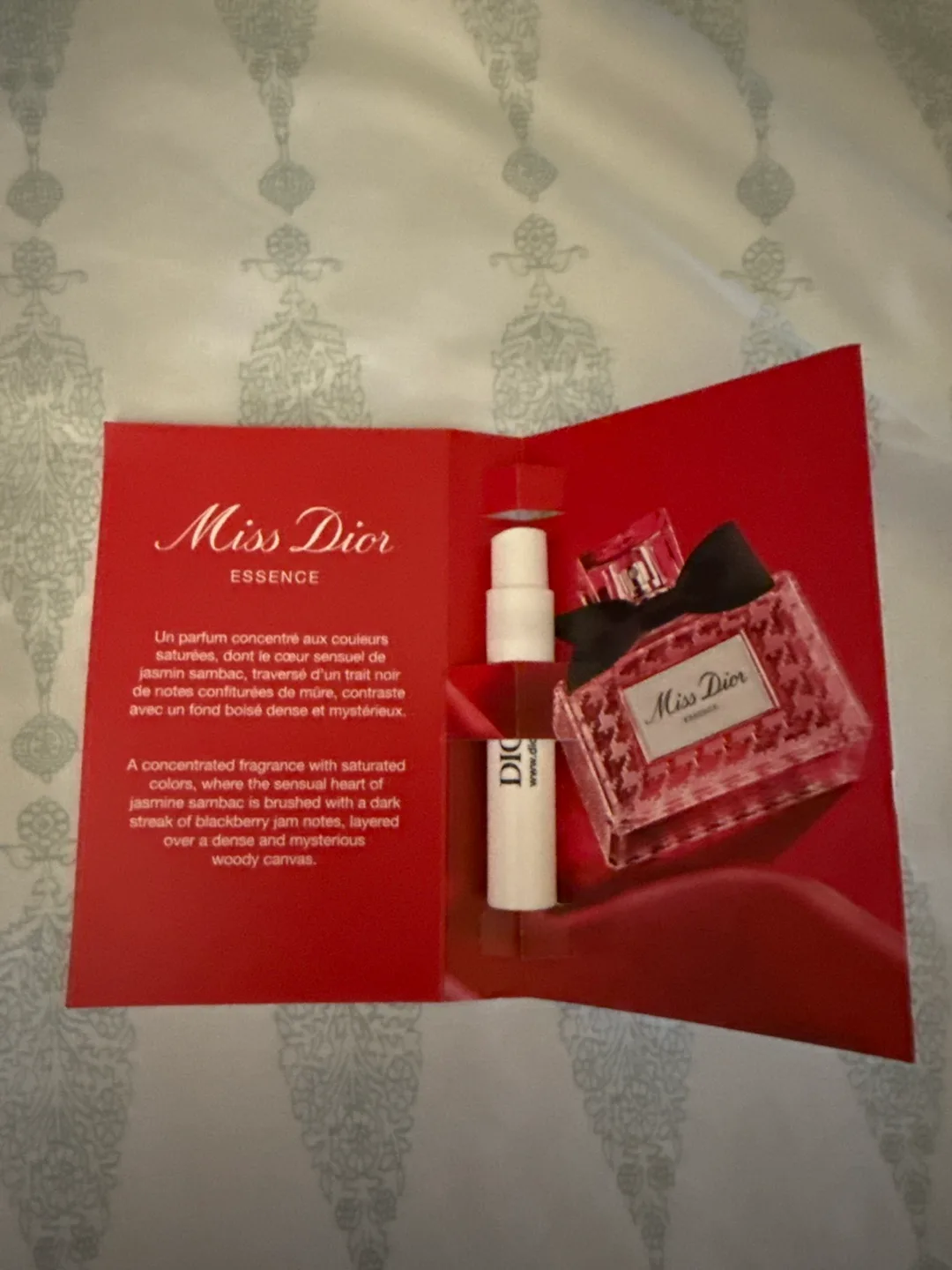 Miss Dior Essence & Vanity Case image indicator(4)
