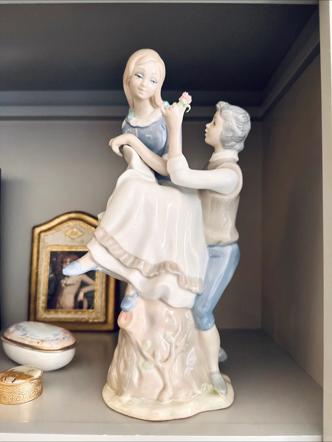 Porcelain Figurine, Spain: Young Couple with Rose by Tengra image indicator(2)