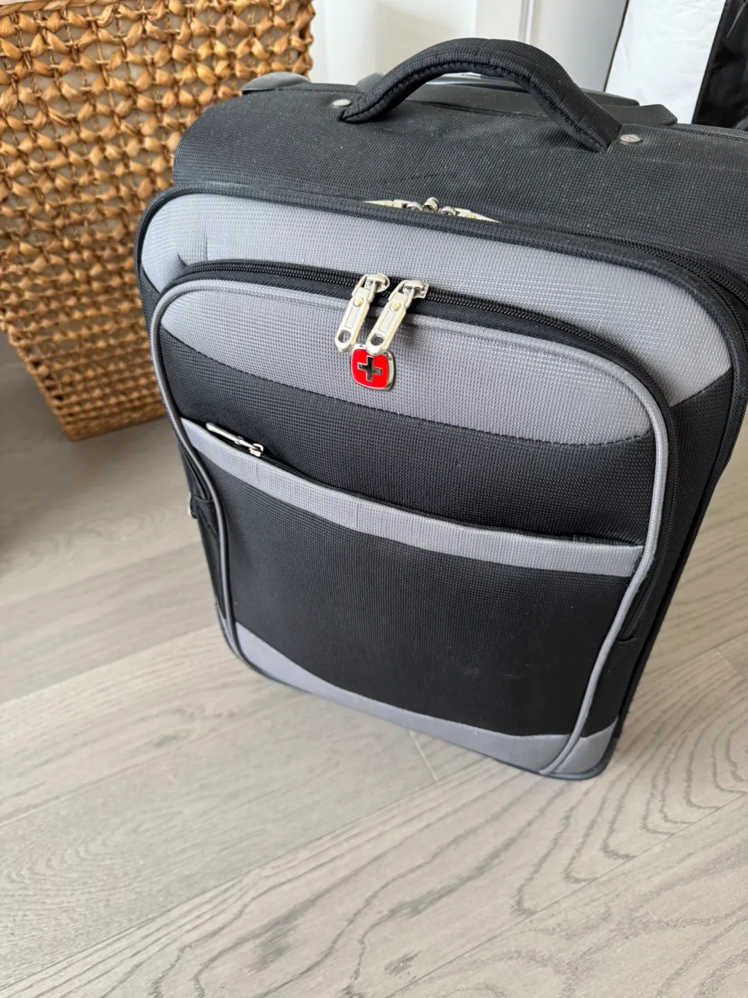Swiss Gear Rolling Carry-On Luggage image indicator(2)