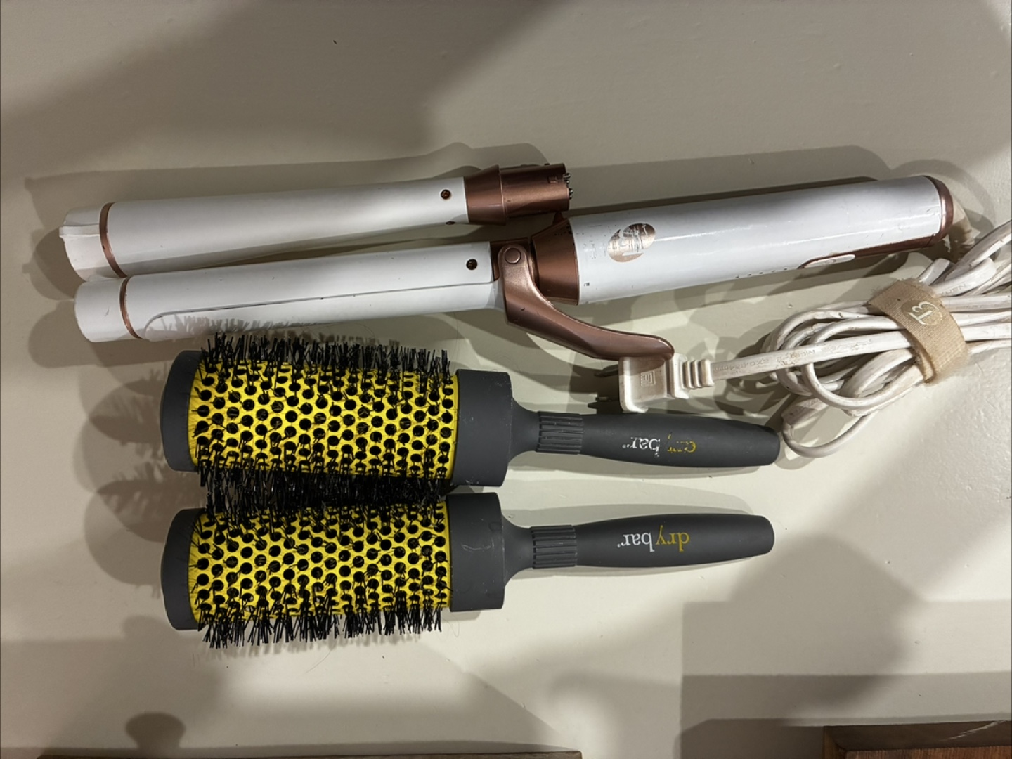 🥕T3 Curling Iron with Wave attachment + 2 Drybar Ceramic Brushes - photo 2