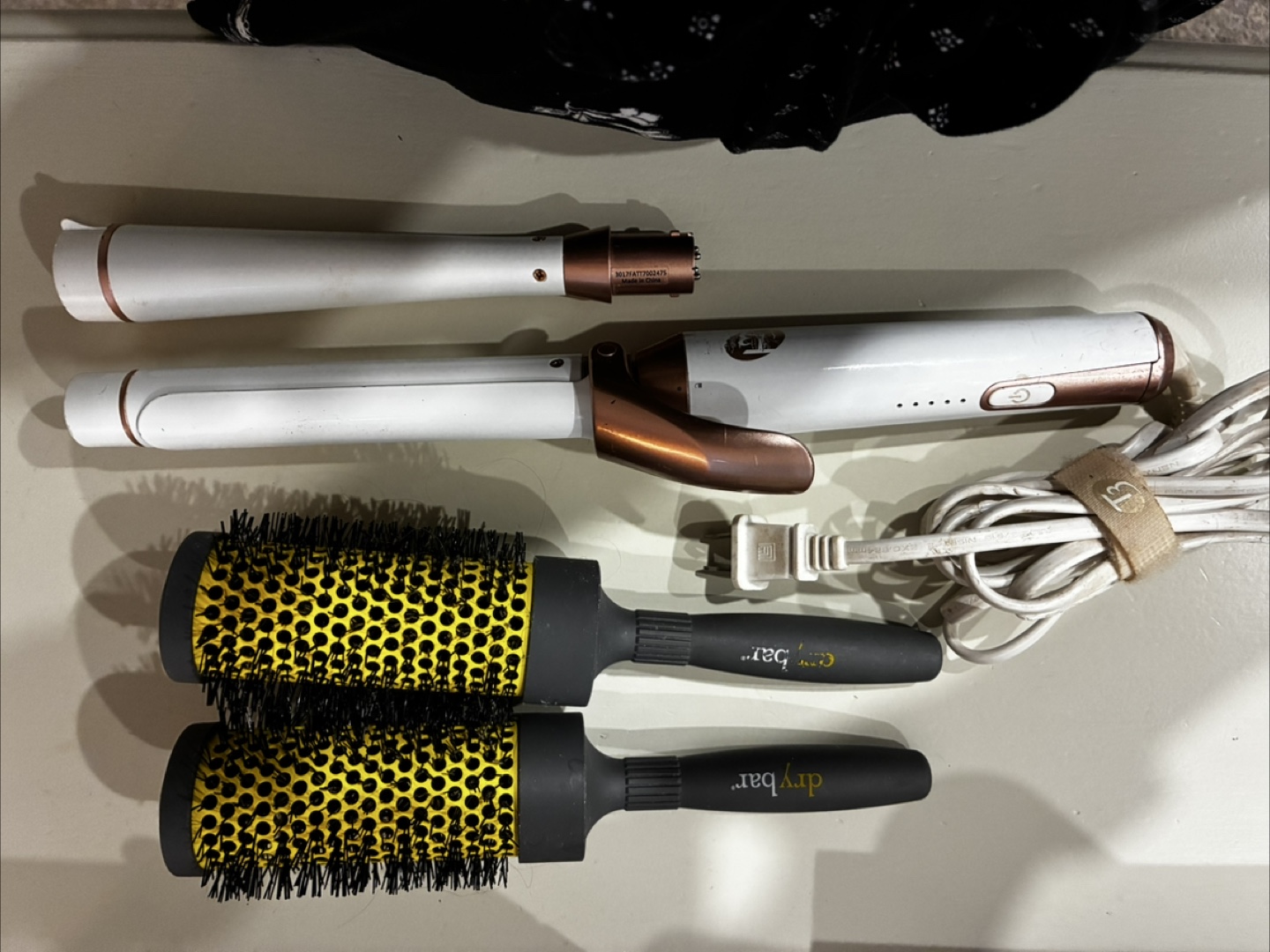 🥕T3 Curling Iron with Wave attachment + 2 Drybar Ceramic Brushes