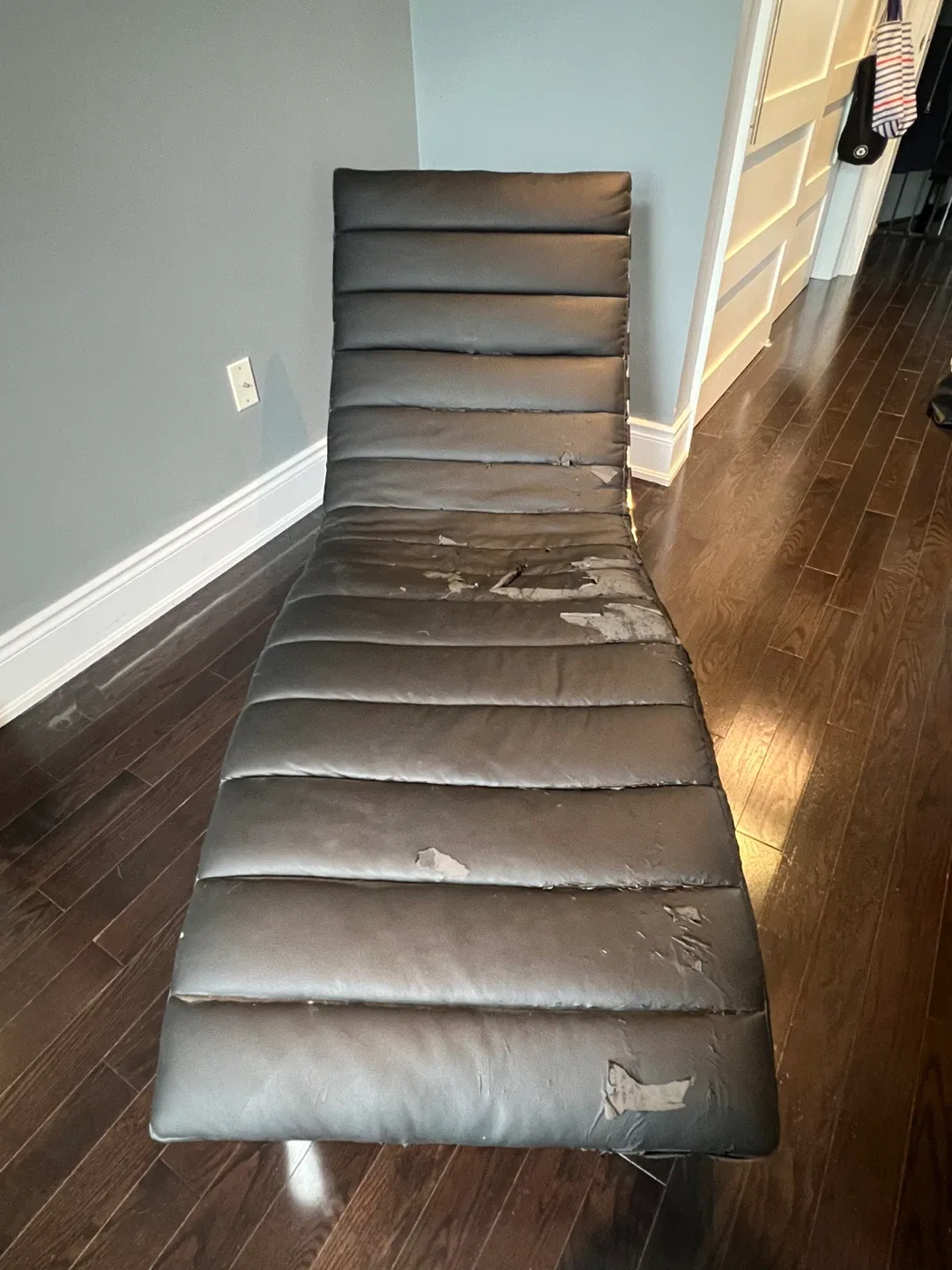 Black Leather Chaise Lounge Chair image indicator(2)