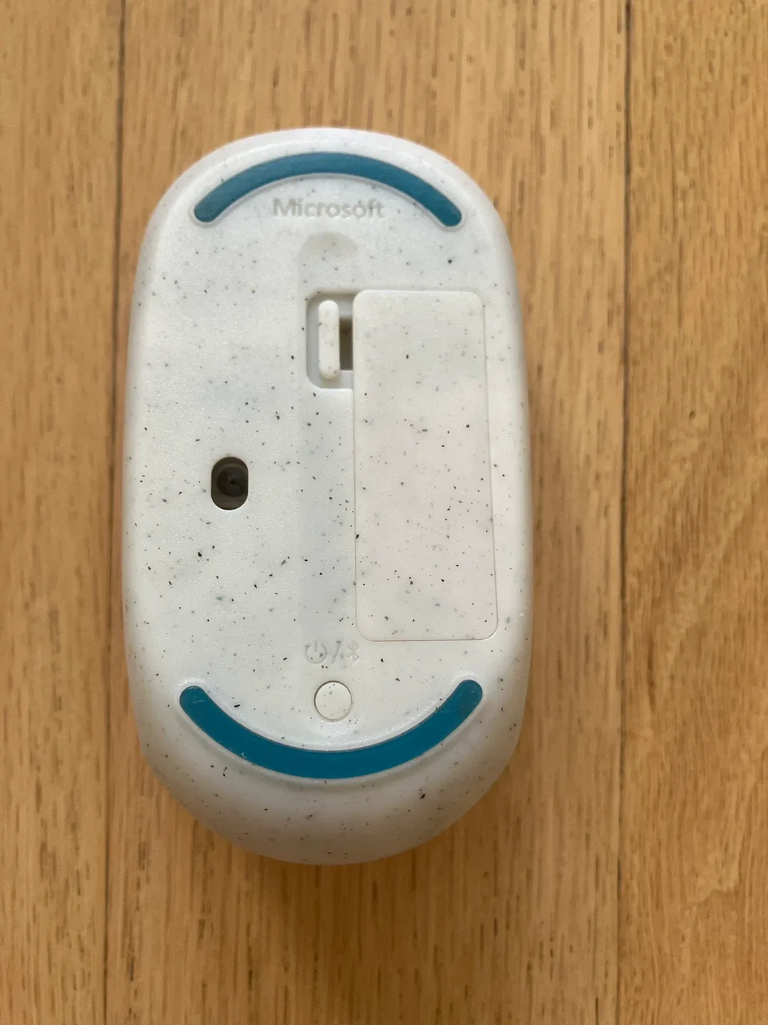 Microsoft Ocean Plastic Mouse - White image indicator(2)