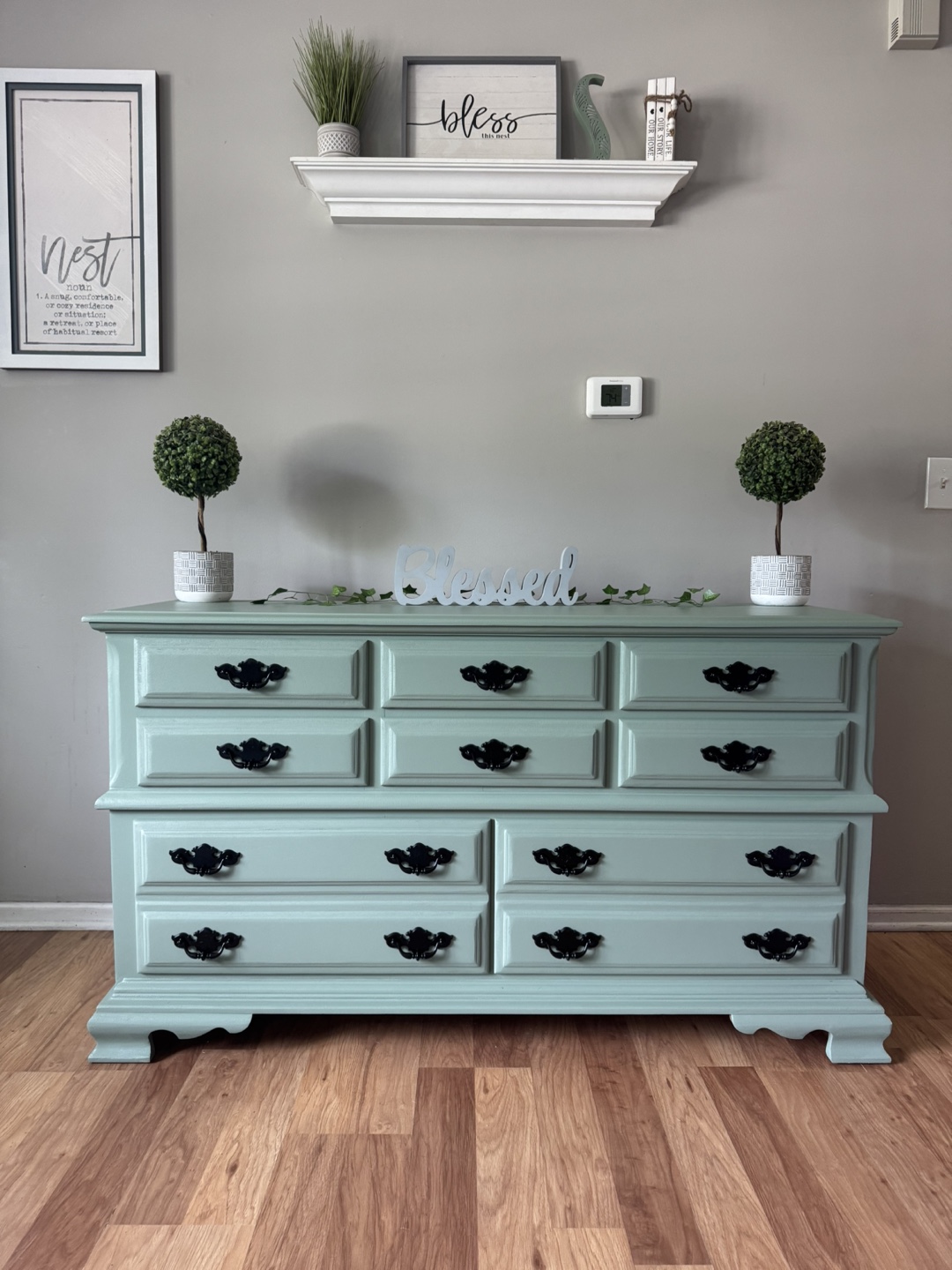 ✨💚Gorgeous solid wood dresser💚✨